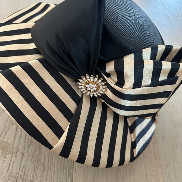 Elegant Black and Gold Striped Women´s Hat